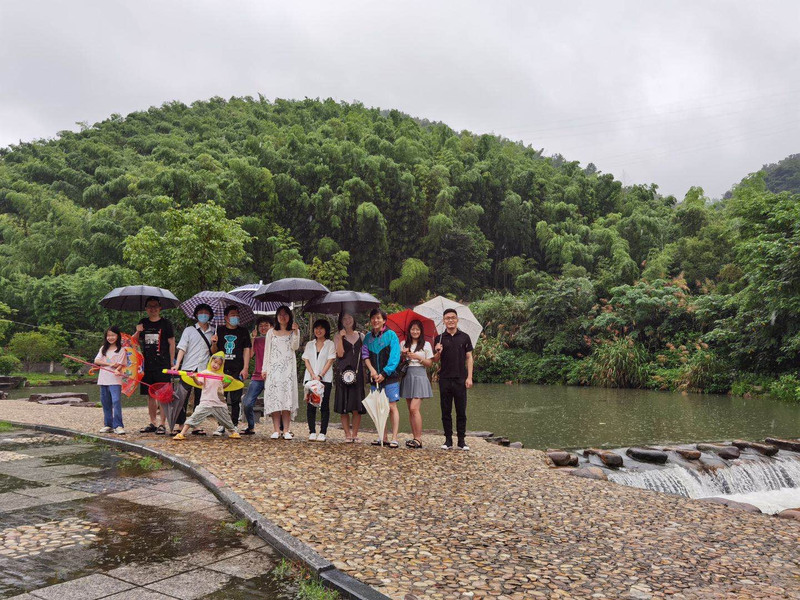 优景国内业务部&设计部的雨中烧烤