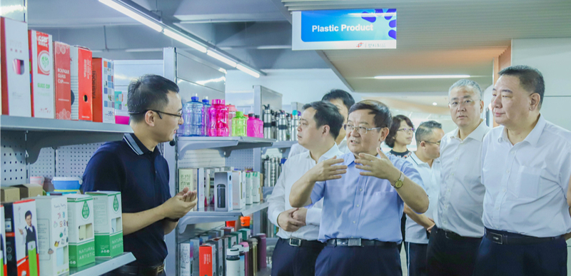 中央统战部副部长徐乐江来赛尔集团调研